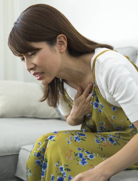 속쓰림 소화불량 위산역류 등 증상이 심하고 자주 일어나면 진료를 받는 게 좋다. 일시적으로 이런 증상이 나타나면 제산제를 복용할 수 있다. 특별한 상황에서 약을 구할 수 없을 땐,따뜻한 물을 마시고 찜질 팩을 배 위에 올려 놓는 등 가정요법이 긴요하다. 사진=게티이미지뱅크