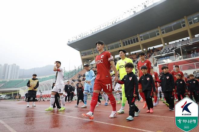 부산과 경남 선수들이 경기장으로 입장하고 있다.(한국프로축구연맹 제공)