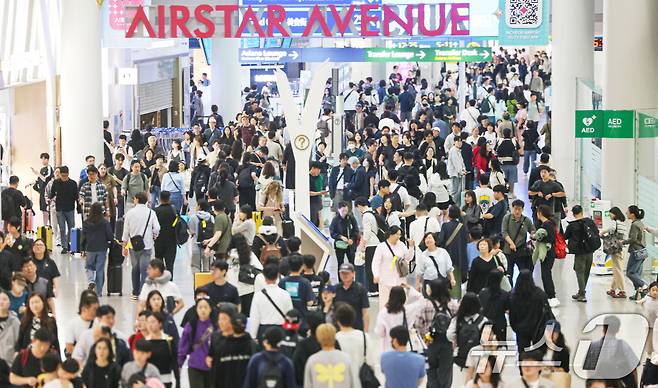 본격적인 추석 연휴가 시작된 3일 오전 인천국제공항 제1여객터미널 면세구역이 여행객들로 북적이고 있다. 2025.10.3/뉴스1 ⓒ News1 이호윤 기자