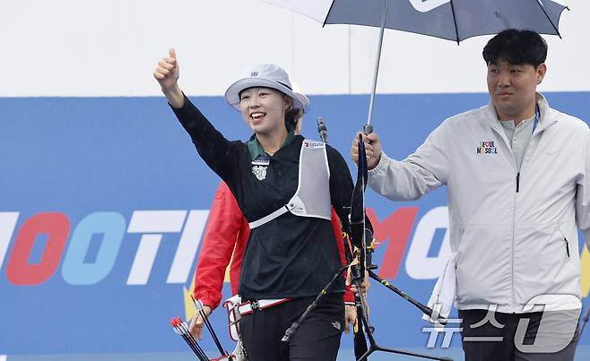 임시현(한국체대)이 3일 광주5.18민주광장에서 열린 '현대자동차 정몽구배 한국양궁대회2025' 여자 리커브 경기 결승에서 강채영(현대모비스)를 물리치고 우승을 차지하며 관중석에 엄치적을 보이고 있다. 2025.10.3/뉴스1 ⓒ News1 김태성 기자
