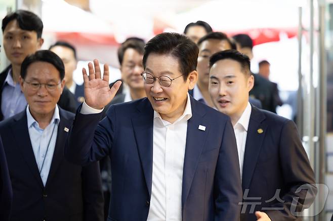 이재명 대통령이 3일 인천 강화제일풍물시장을 찾아 시민들에게 인사를 하고 있다. (대통령실 제공. 재판매 및 DB 금지) 2025.10.3/뉴스1 ⓒ News1 이재명 기자