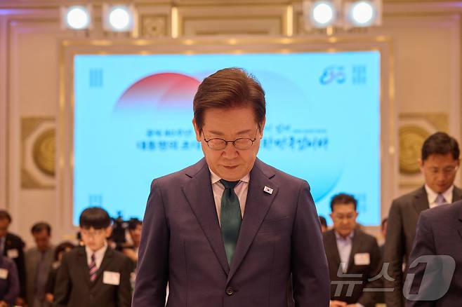 이재명 대통령이 14일 청와대 영빈관에서 열린 ‘광복 80주년, 대통령의 초대’ 행사에서 묵념을 하고 있다. (대통령실 제공. 재판매 및 DB금지) 2025.8.14/뉴스1 ⓒ News1 이재명 기자