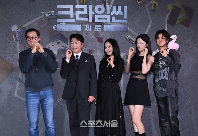 16일 서울 구로구 라마다서울신도림호텔에서 진행된 넷플릭스 예능 ‘크라임신 제로’ 자작발표회에서 출연자들이 취재진을 향해 포즈를 취하고 있다. 왼쪽부터 영화 감독 장진, 개그맨 장동민, 방송인 박지윤, 아이브 안유진, 배우 김지훈.  ‘크라임씬 제로’는 용의자와 탐정이 된 플레이어가 그들 가운데 숨어있는 범인을 찾아내는 롤플레잉 추리 게임이다. 2025. 9. 16.  박진업 기자 upandup@sportsseoul.com