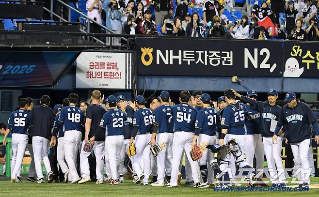 1일 잠실구장에서 열린 LG 트윈스와 NC 다이노스의 경기. 승리한 NC 선수들이 기뻐하고 있다. 잠실=박재만 기자 pjm@sportschosun.com/2025.10.01/