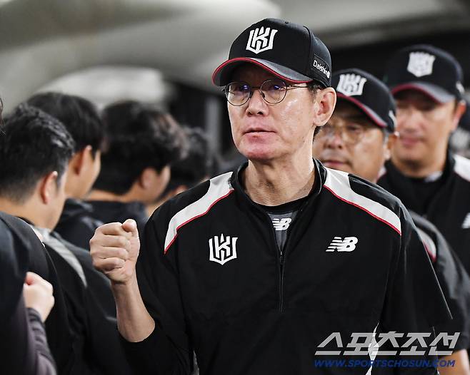 1일 광주 기아챔피언스필드에서 열린 KT-KIA전. KT가 9대3으로 승리했다. 이강철 감독이 코칭스태프와 인사를 나누고 있다. 광주=정재근 기자 cjg@sportschosun.com/2025.10.1/