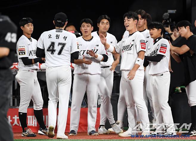 23일 수원KT위즈파크에서 열린 KBO리그 KT 위즈와 키움 히어로즈의 경기. KT 선수들이 6.1이닝 무실점 호투를 펼친 선발 오원석을 반기고 있다. 수원=박재만 기자 pjm@sportschosun.com/2025.09.23/