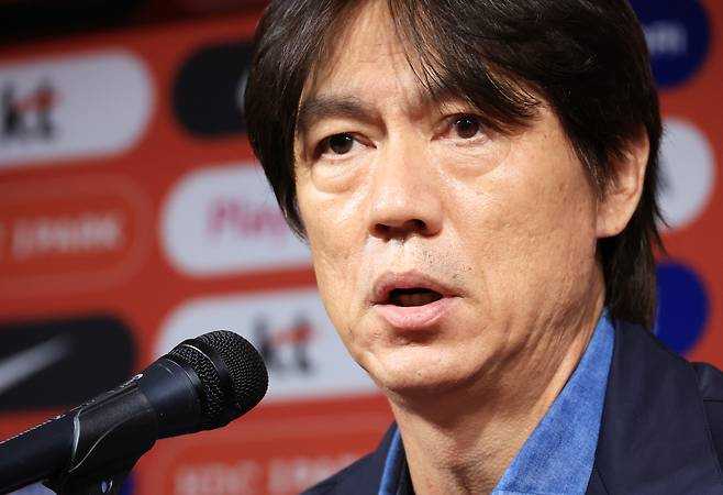 질문에 답하는 홍명보 축구대표팀 감독
(서울=연합뉴스) 최재구 기자 = 홍명보 축구 국가대표팀 감독이 29일 서울 종로구 축구회관에서 축구국가대표팀 친선경기 10월 소집명단을 발표하고 기자의 질문에 답하고 있다. 2025.9.29