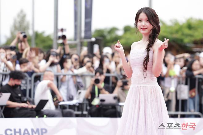 제20회 서울드라마어워즈 레드카펫 행사에 참석한 아이유. 25.10.2 ⓒ이혜영 기자 lhy@hankooki.com