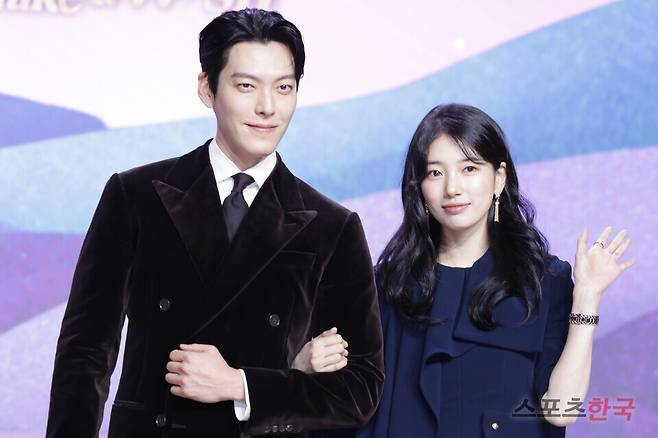 넷플릭스 오리지널 시리즈 '다 이루어질지니' 제작발표회에 참석한 배우 김우빈, 수지. 25.9.29ⓒ이혜영 기자 lhy@hankooki.com