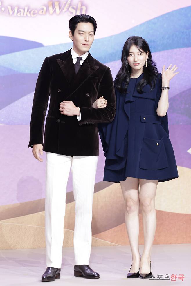 넷플릭스 오리지널 시리즈 '다 이루어질지니' 제작발표회에 참석한 배우 김우빈, 수지. 25.9.29ⓒ이혜영 기자 lhy@hankooki.com