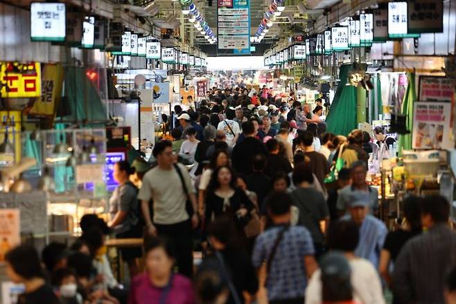 추석 연휴를 앞둔 1일 서울 마포구 망원시장이 이용객들로 북적이고 있다. 연합뉴스