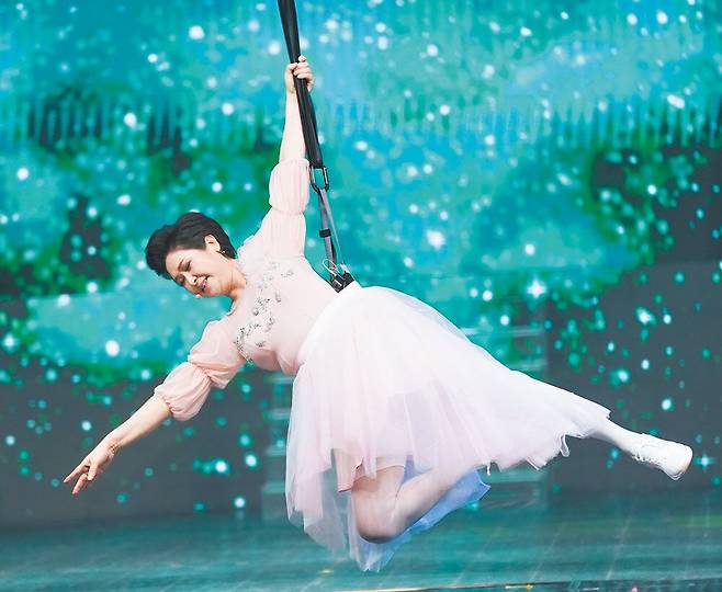 ‘기인열전 천만트롯쇼’에 나선 40년 경력 트로트 여제 김용임은 무대에서 봉에 매달려 하늘을 날고 있다.