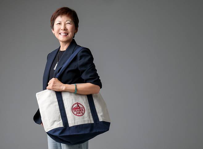 지난 달 서울 광화문에서 만난 로이스 김. 구글 임원이었던 그는 정리해고(layoff) 이후, 마트 '트레이더 조'에서 1년 반 넘게 일한 경험을 바탕으로 책'우리는 다르게 팝니다'를 펴냈다. /장련성 기자