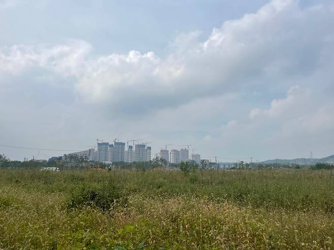평택 도일동 브레인시티 산업단지 내 산업시설 용지에서 맞은편 아파트 조성 공사가 한창이다.  중흥토건이 '평택브레인시티앤네이처미래도 아파트' 등을 건설하고 있다. / 사진 = 정해용 기자