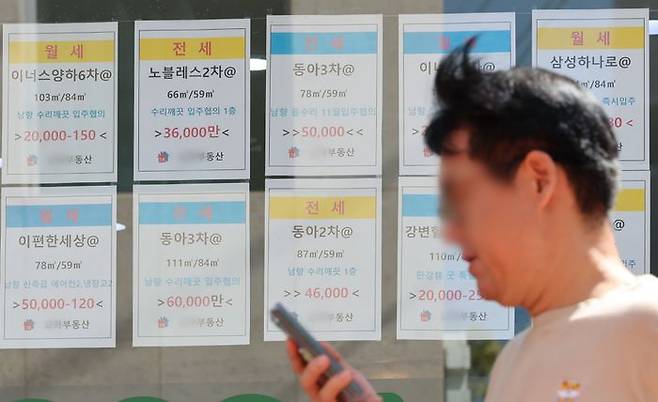 서울 시내 한 공인중개사 사무소에 부동산 매물 시세가 게시되어 있다. ⓒ뉴시스