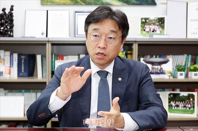 이용우 더불어민주당 의원이 지난달 25일 의원회관에서 데일리안과 인터뷰를 하고 있다. ⓒ데일리안 홍금표 기자