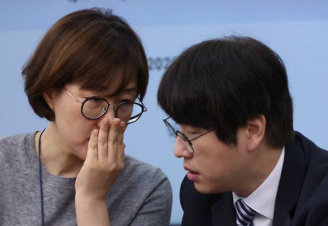 김현지 대통령실 총무비서관(현 제1부속실장)이 지난달 11일 용산 대통령실에서 열린 수석보좌관회의에서 하정우 AI미래기획수석에게 말을 건네고 있다. ⓒ연합뉴스
