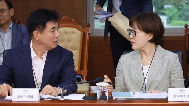 김현지 대통령실 총무비서관(현 제1부속실장)이 지난 8월 용산 대통령실에서 열린 수석·보좌관회의에서 김병욱 정무비서관과 대화를 나누고 있다. ⓒ뉴시스