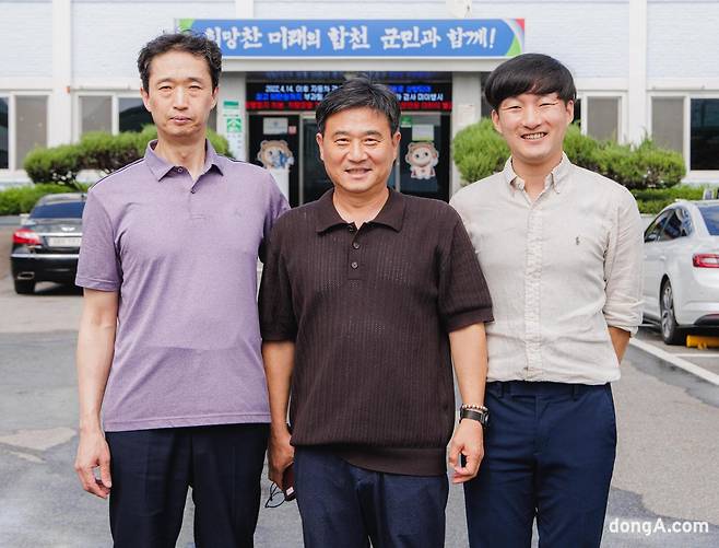 구조에 뛰어든 면사무소 직원과 서문병관 면장, 김준환 주무관. 삼가면사무소 제공. 김수연 기자 xunnio410@donga.com