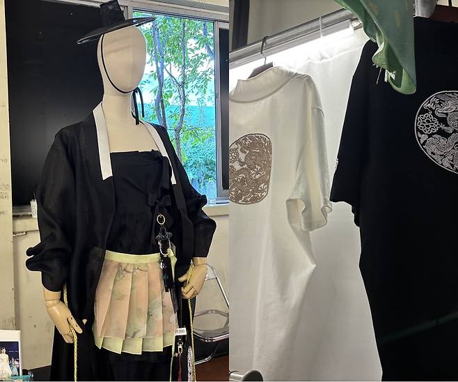 넷플릭스 애니메이션 ‘케이팝 데몬 헌터스’ 속 그룹 사자보이즈의 의상을 여성용 한복으로 재디자인한 모습. 옆에는 곤룡포 티셔츠를 판매하고 있다. 사진=김승현 기자 tmdgus@donga.com