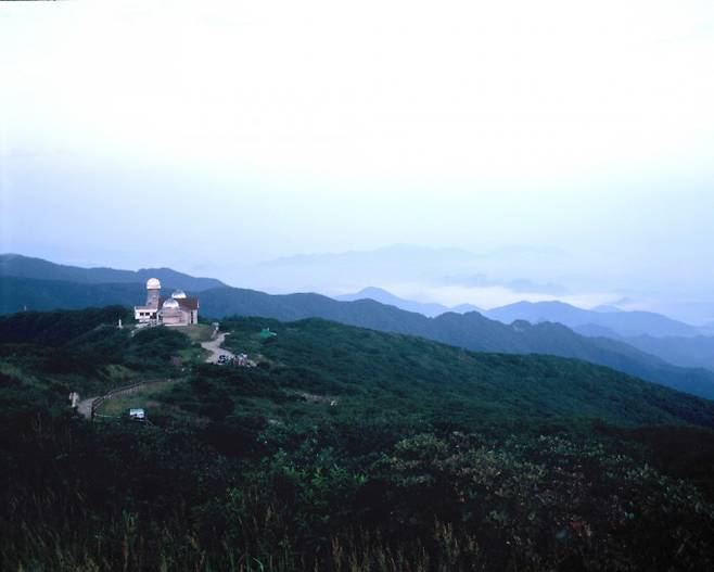 소백산국립공원 내에 있는 소백산 천문대는 한국에서 최초로 현대식 망원경을 설치한 천문대다. 신라시대의 천문대인 첨성대가 천문대 마당에 세워져 있다. 게티이미지뱅크 제공