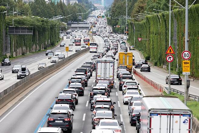서울 서초구 잠원IC 부근에서 바라본 경부고속도로에 정체가 빚어지고 있다. 뉴스1 제공