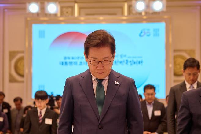 이재명 대통령이 14일 청와대 영빈관에서 열린 ‘광복 80주년, 대통령의 초대’ 행사에서 묵념을 하고 있다. 뉴스1