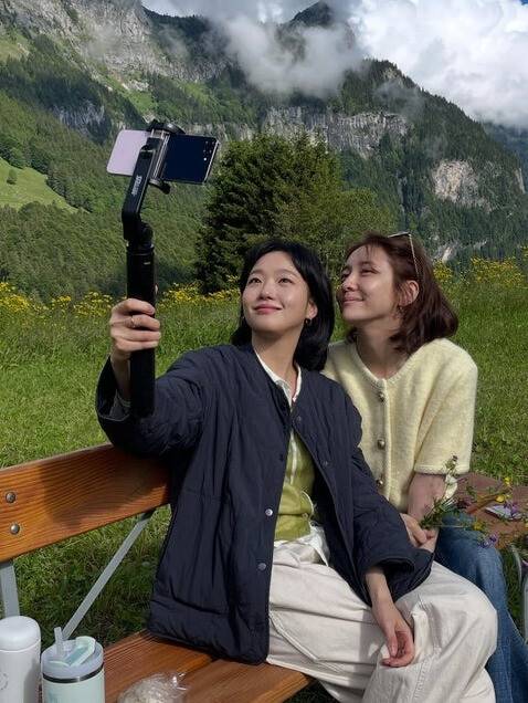 ‘은중과 상연’ 15회. 상연(오른쪽)의 조력사를 위해 함께 스위스에 간 은중이 마지막 여행을 하고 있다. 넷플릭스 제공