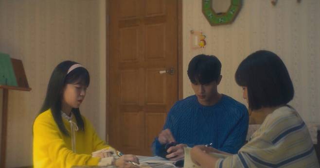 ‘은중과 상연’ 2회. 중학생인 두 사람은 친구가 되고, 상연의 오빠 대학생 천상학에게 과외를 받는다. 넷플릭스 제공