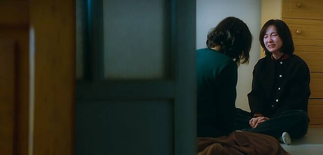 ‘은중과 상연’ 5회. 상연이 늙은 엄마에게 원망을 퍼붓고 있다. 상연이 나르시시스트임을 이해하면, 엄마에 대한 무리한 분노가 납득된다. 넷플릭스 제공