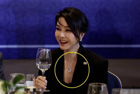 윤석열 전 대통령 부인 김건희 여사가 2022년 6월29일(현지시각) 스페인 마드리드의 한 호텔에서 열린 스페인 동포 만찬간담회에 참석해 대화를 나누고 있다. 대통령실 제공