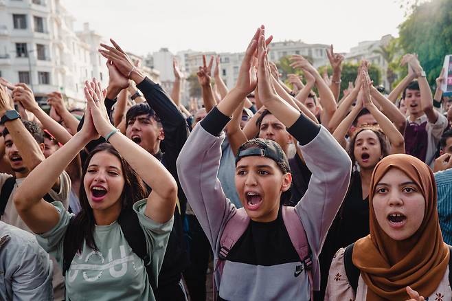 2일(현지시각) 모로코 카사블랑카에서 젊은이들이 부패에 항의하고 보건과 교육 개혁을 요구하는 시위를 벌이고 있다. AP 연합뉴스