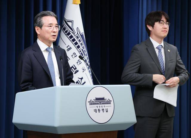 김용범 정책실장이 1일 서울 용산 대통령실 청사에서 샘 올트먼 오픈AI CEO 접견 관련 브리핑을 하고 있다. 오른쪽은 하정우 AI미래기획수석. 2025.10.1/뉴스1