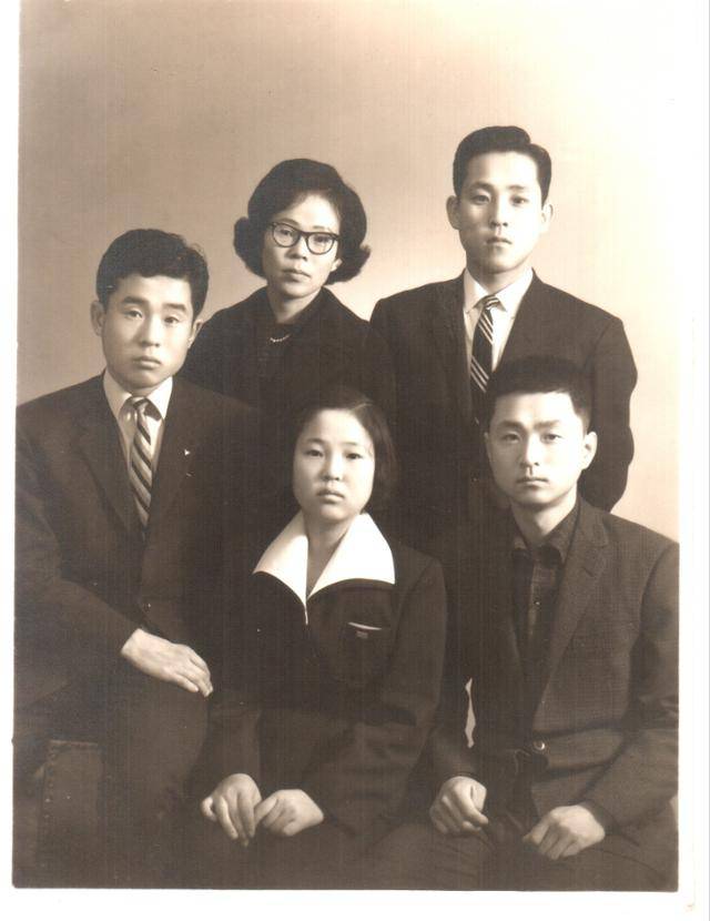 이난영 전 국립경주박물관장이 생전에 동생들과 나란히 서 사진을 찍고 있다. 이 전 관장은 동생들의 든든한 버팀목이었다. 지인 제공