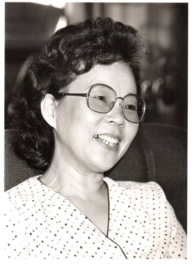 이난영 전 국립경주박물관장이 생전에 화려한 옷을 입고 활짝 웃고 있다. 이 전 관장은 '큐레이터'를 외교관으로 생각해 항상 품격 있게 옷을 입었다. 지인 제공