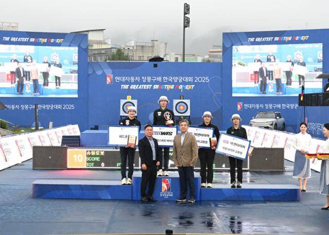 장재훈(앞줄 오른쪽) 현대차그룹 부회장이 3일 광주시 동구 5.18 민주광장 특설경기장에서 열린 '현대자동차 정몽구배 한국양궁대회 2025' 여자 리커브 수상자들과 시상식 후 기념촬영을 하고 있다. 현대차 제공
