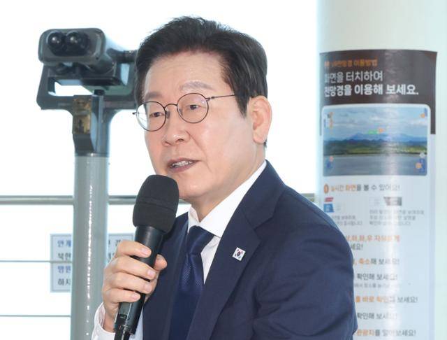 추석 명절을 맞아 이재명 대통령이 3일 인천 강화군 평화전망대에서 열린 실향민과의 대화에서 발언하고 있다. 왕태석 선임기자