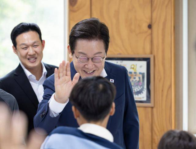 이재명 대통령이 3일 인천 강화군 소재 아동양육시설을 찾아 어린이들과 인사를 나누고 있다. 대통령실 제공
