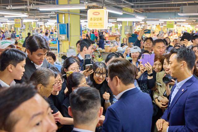 이재명 대통령이 추석 연휴 첫날인 3일 인천 강화제일풍물시장을 방문해 시민들과 인사하고 있다. 대통령실 제공
