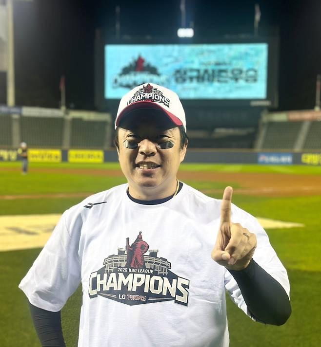 LG 이윤승 응원단장이 2025 정규시즌 우승을 확정한 뒤 본지와 인터뷰에서 포즈를 취하고 있다. 잠실=이형석 기자&nbsp;