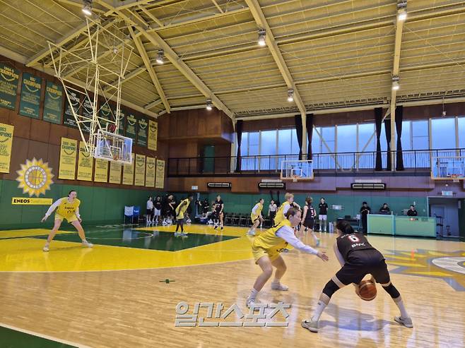 2일 열린 일본 여자농구 명문 에네오스와의 연습경기를 소화 중인 이소희. BNK 제공