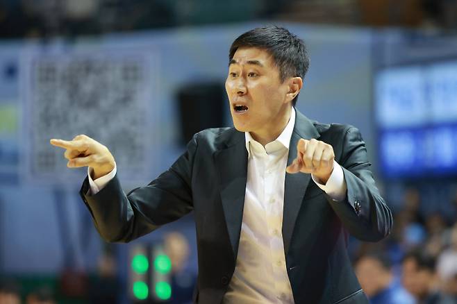 <yonhap photo-6427=""> 판정 관련 항의하는 이상민 감독 (서울=연합뉴스) 신현우 기자 = 3일 서울 잠실실내체육관에서 열린 2025-2026 LG전자 프로농구 개막전 서울 삼성과 부산 KCC의 경기. 부산 KCC 이상민 감독이 판정과 관련해 항의하고 있다. 2025.10.3 nowwego@yna.co.kr/2025-10-03 14:32:36/ <저작권자 ⓒ 1980-2025 ㈜연합뉴스. 무단 전재 재배포 금지, AI 학습 및 활용 금지></yonhap>