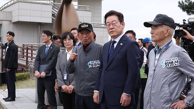 실향민 가족과 북녘 바라보는 이재명 대통령 [연합뉴스/대통령실 제공]