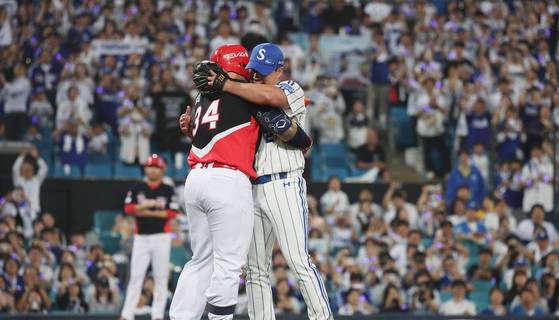 마지막 맞대결을 마친 뒤 뜨겁게 포옹하는 최형우(왼쪽)와 오승환. 최형우는 이 순간을 위해 대타 출전을 자청했다. [연합뉴스]
