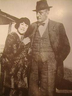 일본인 최초로 초초상 역으로 무대에 오른 일본인 소프라노 미우라 다마키와 푸치니. 1920년 이탈리아 로마에서 찍은 사진이다. [사진 윤상인]