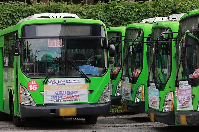서울 시내 한 마을버스 차고지에 정차된 마을버스. 연합뉴스
