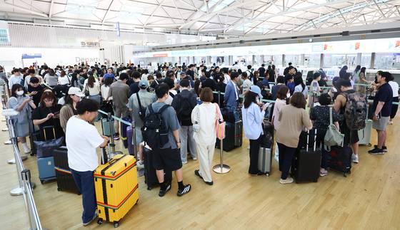 지난여름, 해외여행객으로 북적이는 인천국제공항 1터미널 출국장. 추석 연휴엔 하루 평균 22만 명이 몰릴 것으로 예상된다. [뉴시스]