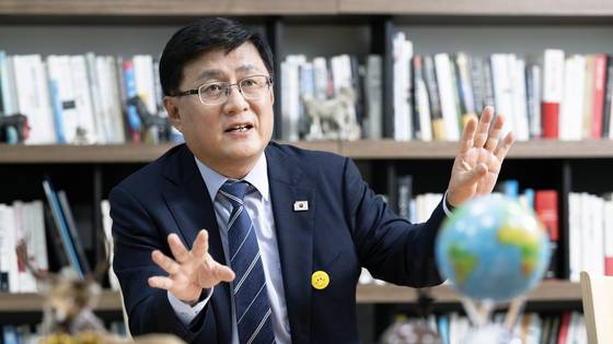 김성환 환경부 장관이 지난 30일 국회 의원회관 사무실에서 열린 중앙일보와의 인터뷰에서 발언하고 있다. 임현동 기자.