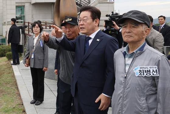 추석 명절을 맞아 이재명 대통령이 3일 인천 강화군 평화전망대를 방문해 실향민과 대화하며 북녘을 바라보고 있다. 대통령실사진기자단