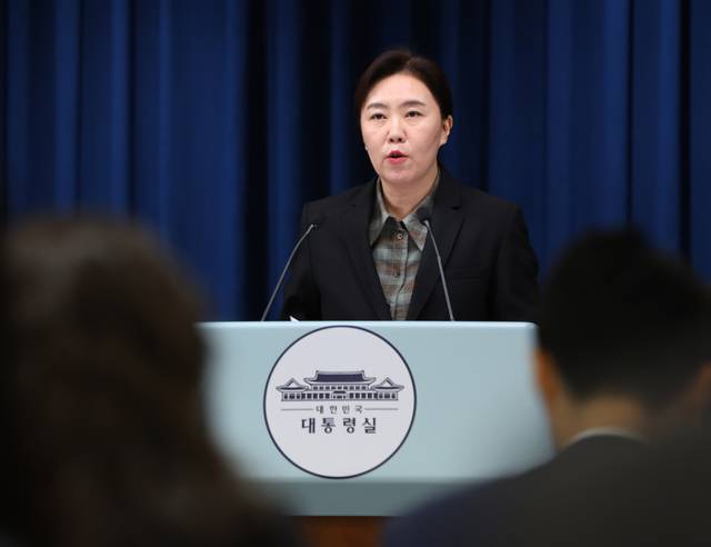 ▲ 강유정 대변인이 2일 용산 대통령실에서 이날 열린 수석보좌관회의 관련 브리핑을 하고 있다.  연합뉴스